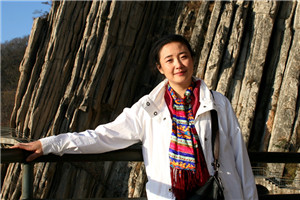 詩歌：獲獎作品《我和毛毛》作者：藍藍         獲獎感言　　時間是人類的悲傷之源，復(fù)活逝去的時間，大概是所有人的夢想。在一個年過半百之人身上，復(fù)活一個曾經(jīng)的孩子，那樣的時刻，就是寫童詩和童話的時刻。我深深知道，復(fù)原童年記憶并非是回到時間的河流之中，沒有人能做到這樣的事情——而是用灼熱的心解凍那些被遺忘冰封的瞬間，將它們變成一個個節(jié)日，變成讓時間消失的存在，沒有過去和未來，只有無限的此刻與現(xiàn)在。