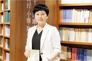 童話：獲獎作品《南村傳奇》作者：湯素蘭         獲獎感言　　這部作品由四個看似獨立，實則緊密相聯(lián)的故事組成。這四個故事分別是“舍身石”“少年與蟒蛇”“狐貍女婿”“丁婆婆”。這些故事是逐漸來到我的腦子里的。一些微小的種子，在多年前無意之間種下，多年以后，變成了靈感的火花。我想這就是寫作的迷人之處，也是寫作的神奇之處。