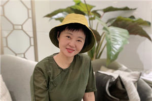 童話：獲獎作品《小翅膀》作者：周曉楓         獲獎感言　　此前我只寫散文，直到創(chuàng)作自己的第一個童話《小翅膀》——我偶然而意外地，從散文寫作者瞬間變成了兒童文學(xué)作家。這個過程，迅速得連我自己都覺得陌生和詫異。更讓我驚喜的是《小翅膀》受到的鼓勵，謝謝那些支持我的讀者們。