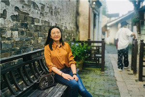 青年作者短篇佳作獎：獲獎作品《坐在石階上嘆氣的怪小孩》作者：徐瑾         獲獎感言　　我小時候很容易覺得委屈，上一刻還在快樂地追雞抓魚，下一刻又托著下巴唉聲嘆氣起來，被外人瞧見，多少覺得我有點“怪”，好事者還會指導(dǎo)一番，“你個小丫頭老嘆什么氣？小孩子要活潑點?！泵康竭@時候，我心里那些哼哼唧唧小人們，立刻會叉腰哇哇大合唱，“憑什么小孩子就不能有嘆氣，憑什么！”