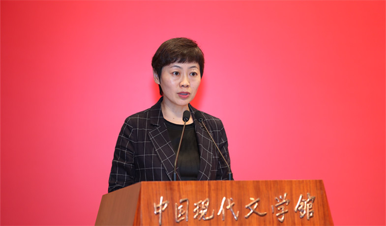 評委崔昕平宣讀獲獎詩歌、幼兒文學(xué)作品授獎辭