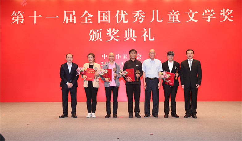 張宏森、海飛、朱自強為小說獲獎作家頒獎