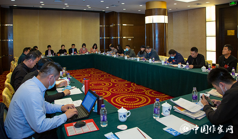 江西、寧夏代表團(tuán)討論張宏森所作工作報(bào)告