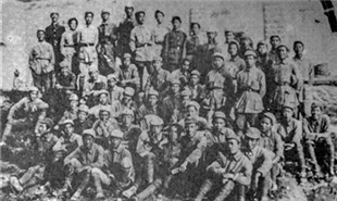 1942年，戰(zhàn)斗劇社全體在延安文化溝合影