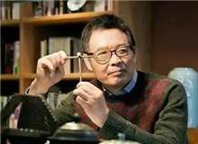 【麥　家】	季　進(jìn)丨《麥家：“講故事的人”》；	陳培浩丨《孤獨(dú)的辯證法和麥家的意義》。