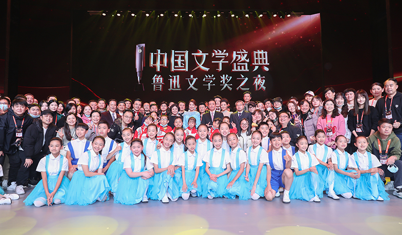 鐵凝、張宏森與演職人員合影留念