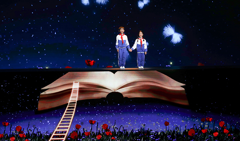 婁藝瀟、劉旖惟、李牧陽表演《大山里的小詩人》