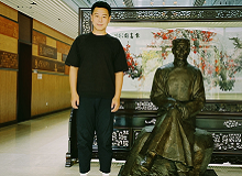 鮑磊：林白的作品溫暖了我二十年的歲月　　第一次讀林白的作品是在2002年11月，我在山西五臺(tái)山進(jìn)行一個(gè)月的寫(xiě)生的時(shí)候……[詳細(xì)]