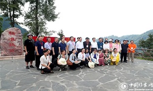 出版社、期刊社負責(zé)人在十八洞村合影