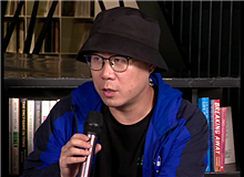 石一楓：“兵行險(xiǎn)招”的小說(shuō)　　笛安以前的小說(shuō)，“我”經(jīng)常是個(gè)女孩，而這部小說(shuō)雖然寫得很順，但是有其“兵行險(xiǎn)招”之處。[詳細(xì)]