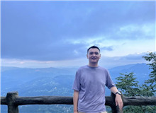 風(fēng)圣大鵬：寫(xiě)接地氣的小說(shuō)，方法也要接地氣如果說(shuō)《山人行》是一個(gè)起點(diǎn)，《臥牛溝》就是一次在現(xiàn)實(shí)題材道路上我對(duì)自己的再度審視和突圍……[詳細(xì)]