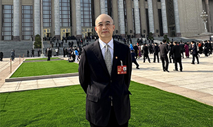 全國政協(xié)委員，中國作協(xié)黨組成員、副主席、書記處書記吳義勤