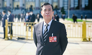 全國政協(xié)委員，中國作協(xié)主席團委員，遼寧省作協(xié)黨組書記、主席滕貞甫