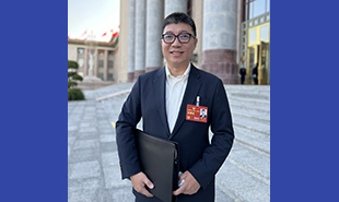 全國政協(xié)委員、中央戲劇學(xué)院院長郝戎　