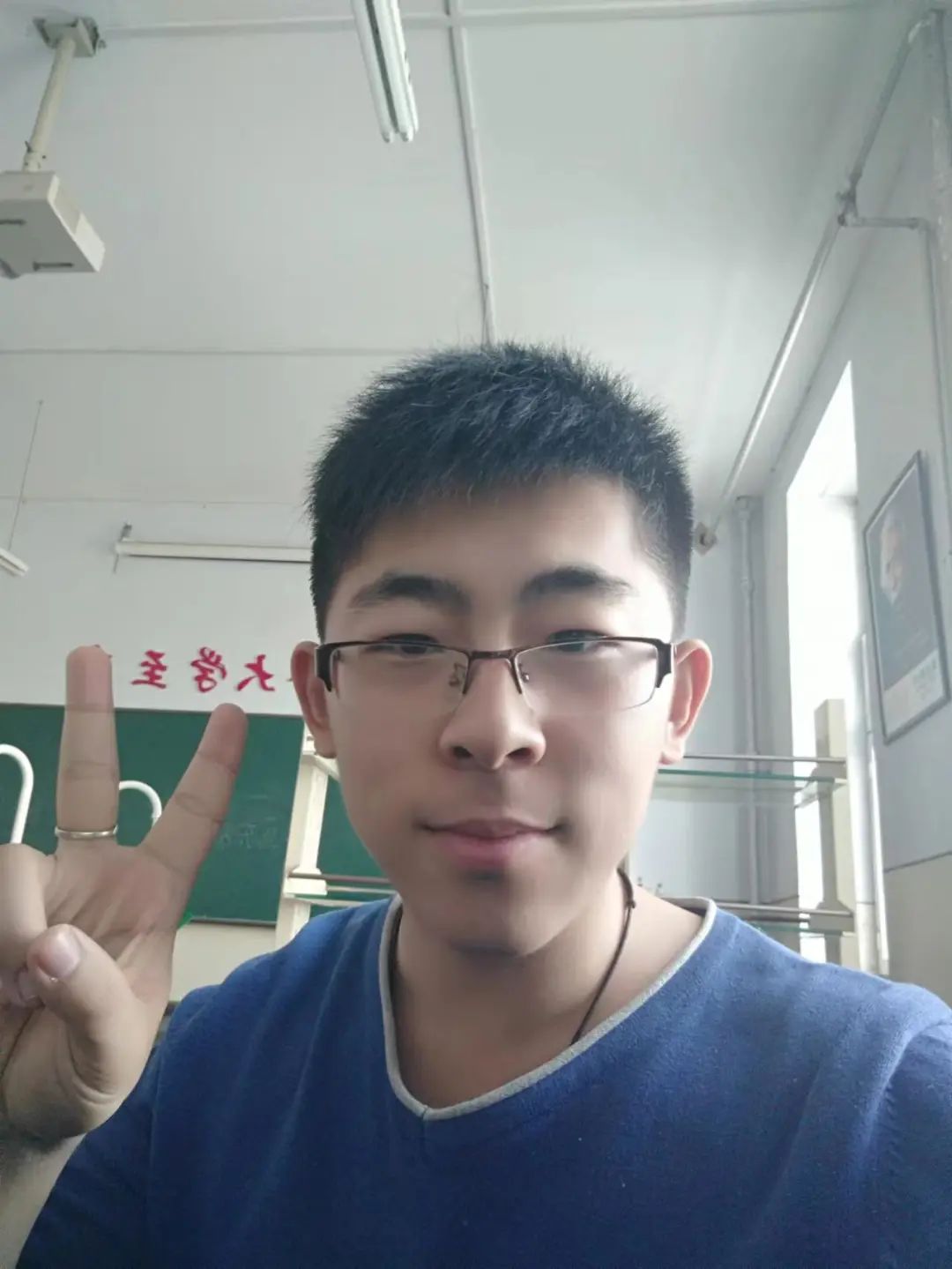 王九天，1995年生，吉林省洮南市人，中國科學技術(shù)大學化學專業(yè)在讀博士研究生。文學作品曾入選中國作家網(wǎng)原創(chuàng)頻道“本周之星”欄目。