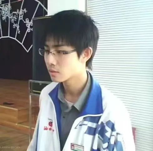 覃皓珺，長在天津的廣西陜西湖南湖北混血，涉獵文化評論、影視劇本、小說寫作等。