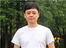 楊慶祥：李鳳群的寫作有國際視野　　《月下》為我們展現(xiàn)普通的女性，她們有著內(nèi)在的生命意志，她們的精神有著復雜的維度。[詳細]