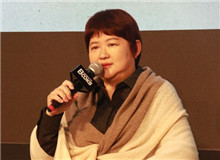 何向陽：《月下》是李鳳群的驚艷之作　　李鳳群將小說人物層層剝蝕，層層反芻，向我們道出現(xiàn)代女性生活中的罪與罰。[詳細]