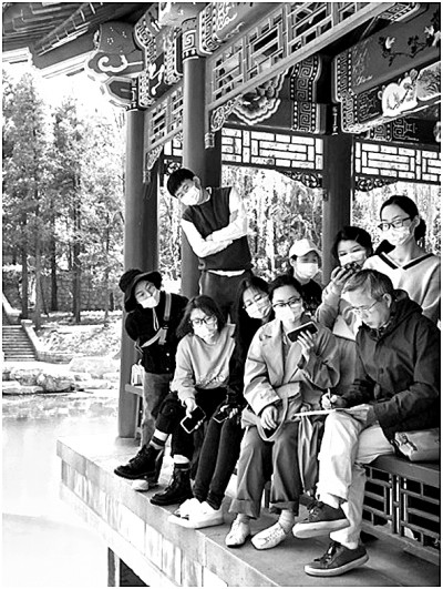 吳冠英（前排右一）在給學(xué)生上課。圖片由作者提供