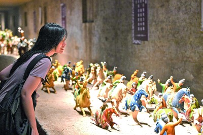 游客在河南洛陽朝陽鎮(zhèn)南石山村的唐三彩作品陳列展示館內(nèi)參觀。新華社發(fā)