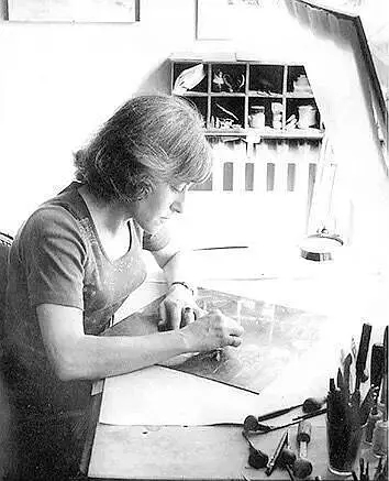 圖為吉賽爾創(chuàng)作銅版畫(huà)的情形。貝特朗在接受研究者訪談時(shí)，認(rèn)同策蘭受到吉賽爾的激發(fā)，同時(shí)指出這種激發(fā)不僅僅指來(lái)自作品的激發(fā)，“他看到她創(chuàng)作的場(chǎng)景，她的姿勢(shì)、酸、腐蝕，所有這一切，像酸腐蝕銅版一樣腐蝕著策蘭的精神?！? /></p>
<p style=