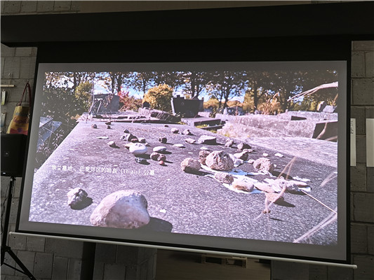 1970年4月19日到20日的夜里，策蘭自投塞納河。他的遺體直到5月1日才在下游被找到。如今，策蘭與妻子吉賽爾一同葬在巴黎郊區(qū)的啼哀公墓，身邊躺著他們?cè)缲驳拈L(zhǎng)子佛朗索瓦，墓碑上擺滿了祭奠者遺贈(zèng)的小石頭，這是猶太人的一個(gè)習(xí)俗，他們?nèi)グ菁浪勒邥r(shí)不放鮮花、蔬果一類易腐的東西，而會(huì)選擇堅(jiān)固持久的石頭。