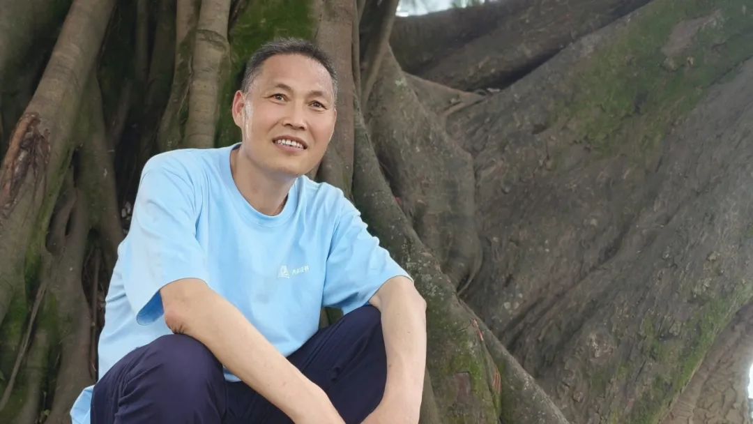 陳年喜，生于一九七〇年，陜西省丹鳳縣人。高中畢業(yè)后曾從事礦山爆破工作十六年，期間堅持在空炸藥箱上、在巖石上、在床鋪上記錄驚心動魄的井下人生。二〇一五年因頸椎受損離開爆破崗位，后在貴州旅游公司從事文案工作，又到北京皮村的工友之家做義工。二〇二〇年因確診患塵肺病，離職回鄉(xiāng)休養(yǎng)。已出版《微塵》《炸裂志》《活著就是沖天一喊》等著作，獲第一屆桂冠工人詩人獎，入選《南方人物周刊》“2021魅力人物·100張中國臉”評選。