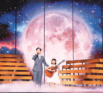 　胡夏（左）、周昭妍演繹《靜夜思》  　　出品方供圖