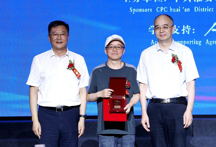 中國作家協(xié)會黨組成員、副主席、書記處書記吳義勤，中共淮安市委常委、宣傳部部長李森為葉舟頒獎