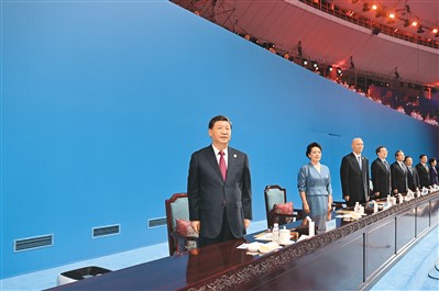 7月28日晚，第三十一屆世界大學(xué)生夏季運(yùn)動會在四川省成都市隆重開幕。習(xí)近平、蔡奇、丁薛祥等黨和國家領(lǐng)導(dǎo)人出席開幕式。   新華社記者 謝環(huán)馳攝