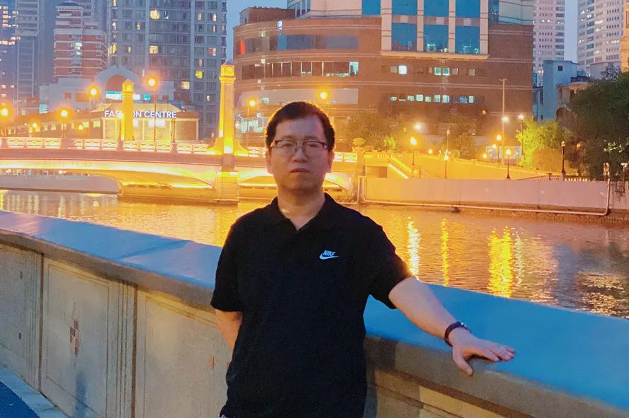 張象：一九八四年生于山西，本名張偉，魯迅文學院第四十二屆高研班學員，山西文學院第七屆簽約作家。曾在《青年文學》《上海文學》《山西文學》《西湖》等刊發(fā)表小說，出版有《一混五六年》《你高興就好》等作品。有小說入選高中語文試卷。