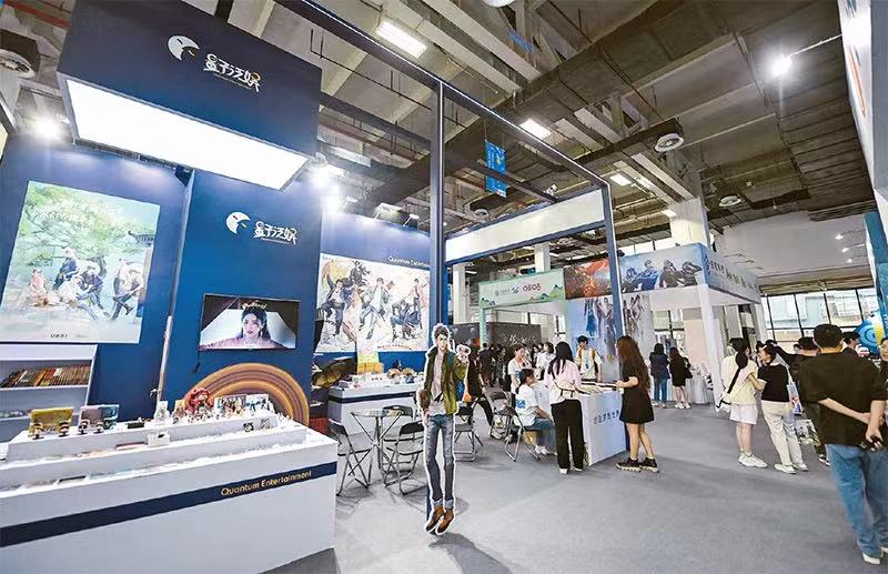 2023年5月27日，由中國(guó)作家協(xié)會(huì)、浙江省人民政府、杭州市人民政府主辦的“2023中國(guó)國(guó)際網(wǎng)絡(luò)文學(xué)周”在杭州開幕。本次網(wǎng)絡(luò)文學(xué)周以“多彩亞洲 精彩世界——中國(guó)網(wǎng)絡(luò)文學(xué)在亞洲的傳播”為主題，旨在提升中國(guó)網(wǎng)絡(luò)文學(xué)國(guó)際傳播能力。圖為網(wǎng)絡(luò)文學(xué)產(chǎn)業(yè)博覽會(huì)現(xiàn)場(chǎng)展示的網(wǎng)絡(luò)文學(xué)及衍生產(chǎn)品。 新華社記者 徐昱/攝