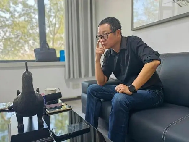 劉慈欣在陽(yáng)泉接受記者采訪。新華社記者 孫亮全 攝