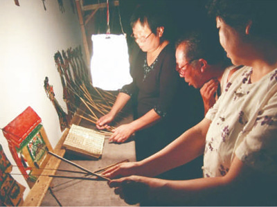 　劇團(tuán)演員在幕后操作皮影。 　　以上圖片均為孫福軍提供 　　制圖：趙偲汝