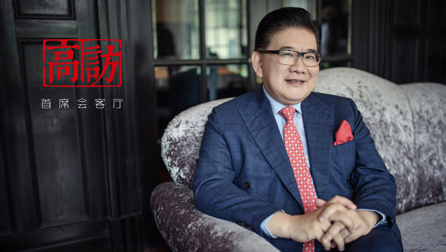 曹可凡：1963年7月27日生于上海，江蘇無(wú)錫人，1991年畢業(yè)于上海第二醫(yī)科大學(xué)（現(xiàn)上海交通大學(xué)醫(yī)學(xué)院），獲碩士學(xué)位。1987年開(kāi)始業(yè)余參與主持電視節(jié)目，1995年任東方電視臺(tái)專職主持人，1997年獲全國(guó)播音主持“金話筒獎(jiǎng)”?，F(xiàn)任上海廣播電視臺(tái)節(jié)目主持人、同濟(jì)大學(xué)客座教授。