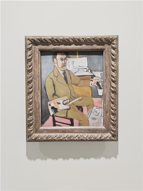 馬蒂斯油畫自畫像。這幅自畫像反映了馬蒂斯當時的心境。他手拿畫筆和調色盤，調色盤上有一塊明顯的黑色顏料。他的旅行箱放在畫架下面，似乎暗示著旅行的狀態(tài)。這位初到尼斯的藝術家臉上嚴肅的神情透露出一絲不確定性。馬蒂斯借助尼斯旅館房中衣柜鏡子的反射來創(chuàng)作肖像，因此畫中的他是左撇子，實際上他慣用右手，或許這也是他發(fā)現(xiàn)自己另一面的一種方式。