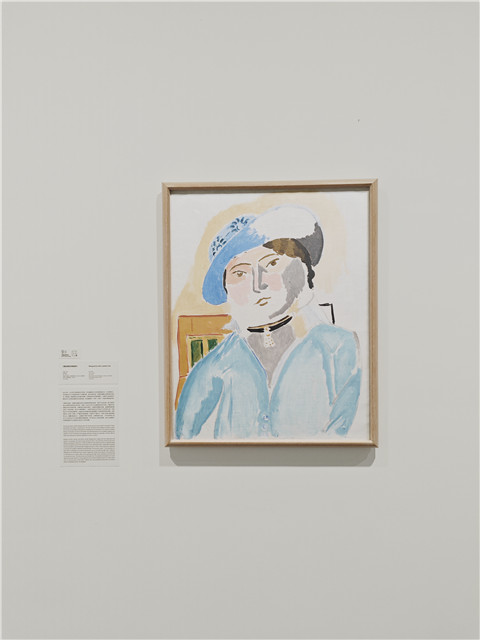 馬蒂斯《戴皮帽的瑪格麗特》。馬蒂斯用藍色、粉紫色和黃色渲染出瑪格麗特輕盈的面容，畫面中并置的色塊周圍沒有任何線條勾勒，未著色的區(qū)域完全留白。這幅飽含情感的肖像，雖寥寥數筆卻捕捉到了人物的神韻，因為他通過色彩構建的柔和氛圍緩和了瑪格麗特憂郁的神情?，敻覃愄匾蛲杲邮芎粑朗中g而留下了傷疤，不得不經常以配飾遮掩。我們從這幅畫作溫柔的氛圍中可以感受到父親對女兒深沉的憐愛。