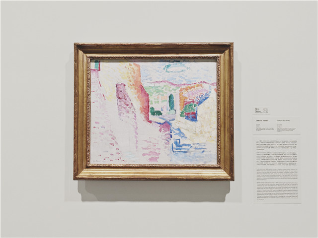 馬蒂斯《科利尤爾，太陽街》。馬蒂斯在科利尤爾可以俯瞰阿瓦爾港海灘的地點畫下了這幅作品，畫家通過色彩構建風景，表現(xiàn)了科利尤爾在夏季陽光照射下的飽和色彩，房子是粉色，百葉窗是藍色，屋頂覆蓋著橙色的瓦片，富有變化的藍鋪就石板路，天空是近乎透明的藍，山脊則是位于遠處的粉紅。經過此前對點彩派風格的嘗試之后，馬蒂斯意識到留白可以使純色并置，創(chuàng)造空間，并將它們組織起來。在這幅作品中，正是色彩而非線條構建了整幅畫作。沒有畫出的海灘以及筆觸之間的大量空白傳達出未完成感，令人耳目一新?！犊评葼?，太陽街》因此被視為一幅革命性的作品，它具有水彩的輕盈感，開辟了繪畫的新方法，為幻想、光芒和“寂靜”提供了同等空間。