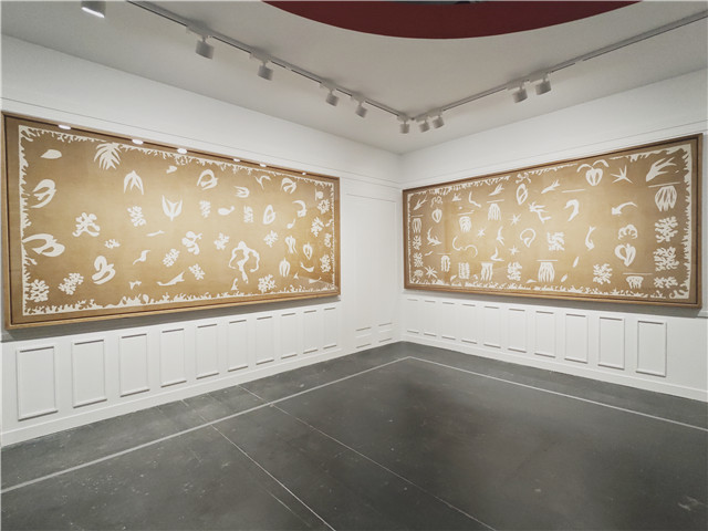 布面絲網印刷畫《大洋洲，海洋》和《大洋洲，天空》。1946年，此時距馬蒂斯的塔希提之旅已經過去15年之久。當他在位于巴黎的工作室里開始用大頭針把飛鳥、游魚和白色海草的剪紙釘在淺米色墻面上，深埋的記憶以異常生動的面貌復活了。隨著馬蒂斯不斷調整剪紙的位置，塔希提之旅所獲得的感官體驗逐漸充盈了房間，最終化身為《大洋洲，天空》和《大洋洲，海洋》這組作品。