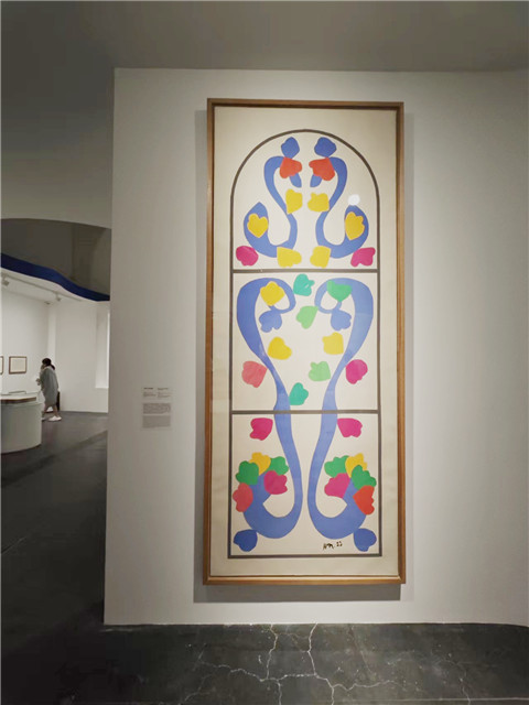 《葡萄樹》彩繪玻璃草圖。在馬蒂斯看來，剪紙是為玻璃花窗設計草圖的理想工具。對不透明水彩紙進行裁剪的過程，就像是切割玻璃一樣，只不過光線不能穿透紙面，因此在繪制玻璃花窗的草圖時，應該考慮光線的穿透效果。年過70歲的馬蒂斯憑借對剪紙的熱情和經驗不斷鉆研，投入到全新材質的創(chuàng)作之中。他將長久以來在作品中探討的空間概念以另一種媒介呈現(xiàn)，創(chuàng)造出一個真正的色彩空間，實現(xiàn)了空間維度上的拓展。