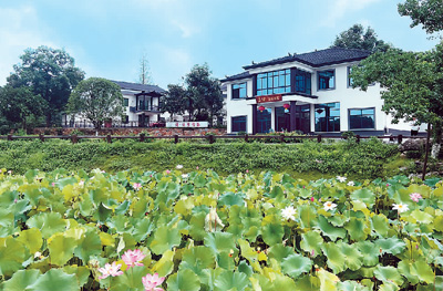 　立波書屋和周立波故居皆坐落于清溪村荷塘邊，引來了慕名前來的參觀者來此休憩、讀書。今年以來，立波書屋的經(jīng)營(yíng)者卜雪斌夫婦延長(zhǎng)了營(yíng)業(yè)時(shí)間，每天推遲到晚上9點(diǎn)半才打烊。