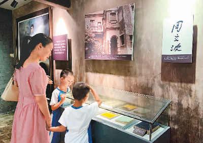 自開放以來，周立波故居紀(jì)念館年均接待游客超過40萬人次。圖為游客在展廳內(nèi)觀看陳列的周立波文學(xué)作品。