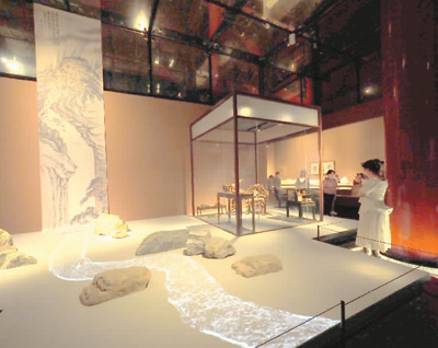 觀眾在“茶道尚和”展廳參觀。 　　杜建坡攝