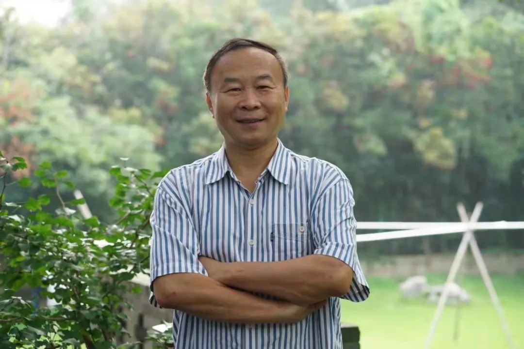 許晨，中國作家協(xié)會會員，中國報告文學(xué)學(xué)會理事，山東省作協(xié)原副主席，青島市作協(xié)名譽主席。出版有《人生大舞臺——“樣板戲”啟示錄》《琴聲如訴》《山海閩東》，以及海洋紀實三部曲《第四極：中國蛟龍?zhí)柼魬?zhàn)深海》《一個男人的海洋》《耕海探洋》等多部報告文學(xué)和散文集，被譽為“海洋作家”。榮獲第七屆魯迅文學(xué)獎、第五屆冰心散文獎、第三屆中國工業(yè)文學(xué)大賽一等獎等獎項。