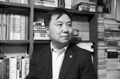 汪家明，曾任山東畫報出版社總編輯、生活·讀書·新知三聯(lián)書店副總編輯、人民美術(shù)出版社社長