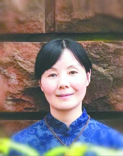 王蕓，中國(guó)作協(xié)會(huì)員，一級(jí)作家。生于湖北，現(xiàn)為南昌市文學(xué)藝術(shù)院專(zhuān)業(yè)作家。出版有長(zhǎng)篇小說(shuō)《對(duì)花》《江風(fēng)烈》，小說(shuō)集《與孔雀說(shuō)話》《薇薇安曾來(lái)過(guò)》《羽毛》，散文集《紙上萬(wàn)物浮現(xiàn)如初》《此生》《穿越歷史的楚風(fēng)》《接近風(fēng)的深情表達(dá)》等。其作品曾獲得屈原文藝獎(jiǎng)“優(yōu)秀人才獎(jiǎng)”、湖北文學(xué)獎(jiǎng)、冰心散文獎(jiǎng)、林語(yǔ)堂小說(shuō)獎(jiǎng)等榮譽(yù)。