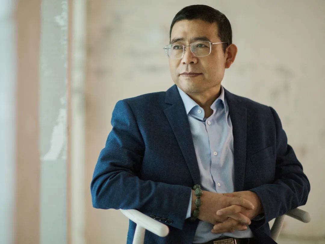 胡學(xué)文，生于1967年9月，河北省沽源縣人；畢業(yè)于河北師范大學(xué)中文系，現(xiàn)為江蘇作家協(xié)會(huì)專業(yè)作；著有長(zhǎng)篇小說(shuō)《燃燒的蒼白》《天外的歌聲》《有生》等5部；中篇小說(shuō)集《麥子的蓋頭》《命案高懸》等17部。中篇小說(shuō)《一棵樹(shù)的生長(zhǎng)方式》《飛翔的女人》《極地胭脂》《婚姻穴位》等多部作品被改為影視劇；曾獲魯迅文學(xué)獎(jiǎng)、中宣部“五個(gè)一工程”獎(jiǎng)、中國(guó)好書(shū)獎(jiǎng)、孫犁文學(xué)獎(jiǎng)，魯彥周文學(xué)獎(jiǎng)、《小說(shuō)選刊》全國(guó)優(yōu)秀小說(shuō)獎(jiǎng)、《小說(shuō)月報(bào)》百花獎(jiǎng)、《十月》文學(xué)獎(jiǎng)，《鐘山》文學(xué)獎(jiǎng)，花城文學(xué)獎(jiǎng)等；現(xiàn)居南京。