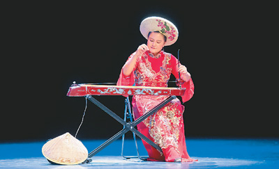 趙霞正在演奏獨(dú)弦琴。