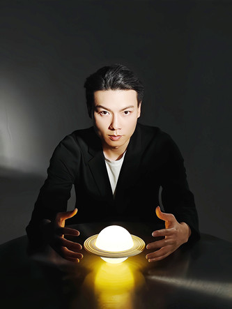 陳楸帆：作家，編劇，翻譯。中國作協(xié)科幻文學委員會副主任，代表作有《荒潮》《人生算法 》等