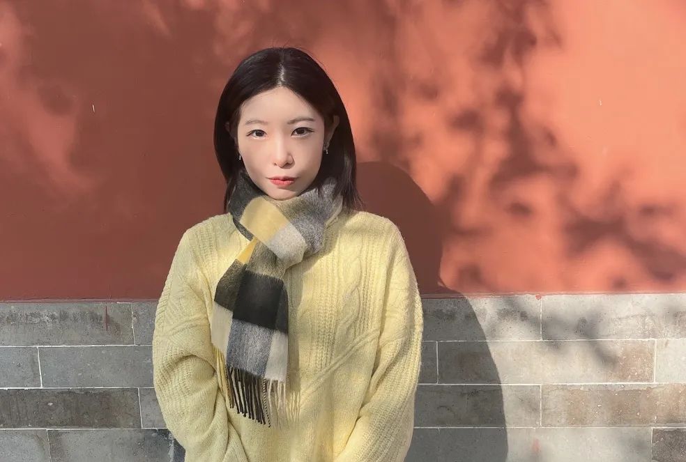 三 三 第2屆入選作家中年齡最小的作家，已經(jīng)發(fā)表短篇小說集《離魂記》《俄羅斯套娃》《晚春》，并獲第二屆“鐘山之星”年度青年佳作獎(jiǎng)、2021年度“青花郎·人民文學(xué)”新人獎(jiǎng)、第七屆郁達(dá)夫小說獎(jiǎng)短篇小說獎(jiǎng)。在采訪中她談到自己近年來創(chuàng)作上的成長和變化：“從業(yè)余寫作到全職寫作，越跟文學(xué)有所接觸，越明白它是什么，會(huì)逐漸靠近它。”